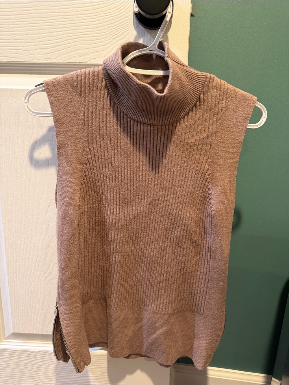 Varley ran Sleeveless Mock-neck  Sweater Vest